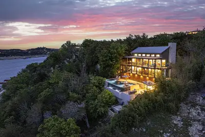 Image de Family & dog friendly luxury waterfront home with pool, hot-tub and boat dock