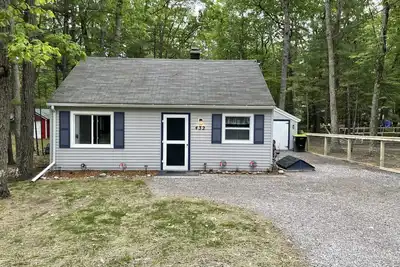 Image de Cozy Cabin- Walk to Higgins Lake & beach-Dogs ok