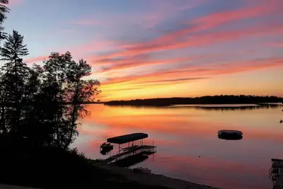 Image de 320' of private sandy shore. Pontoon for rent. Sauna/  Hot Tub & Outdoor Shower