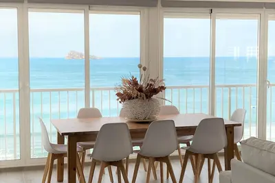 Image de Merveilleuse  vue sur la mère et  Levante plage