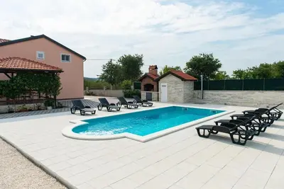Image de Villa Paceful with private Pool | Free Parking