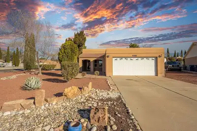 Image de Sunny, functional, Central Nw --Super Clean