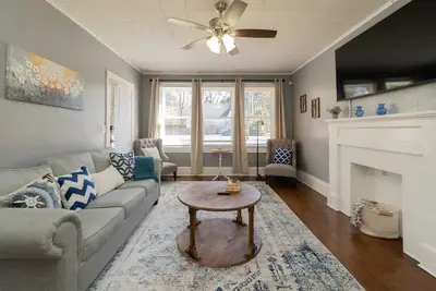 Image de Sleek & Stylish Apt w/ 2 King Rooms - 10 Mins to Dt!