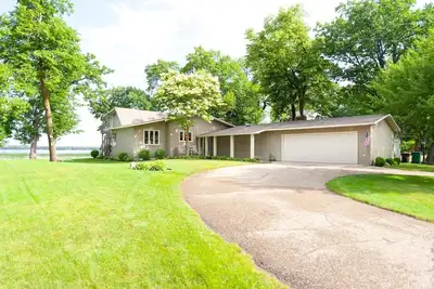 Image de Modern Lake Home on Clearwater Lake