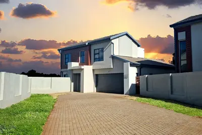 Image de 3 Bedroom Residential Home with Patio in Secured Estate