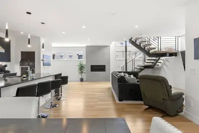 Image de Mountain Views & Urban Luxury In An Unbeatable Centralized Location!