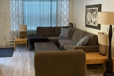 Image de Beautiful garden level condo - Family Friendly with huge greenspace!