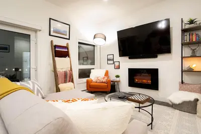 Image de Hot Tub, 3 min to Resort, Fully Stocked Kitchen Complimentary Local Coffee