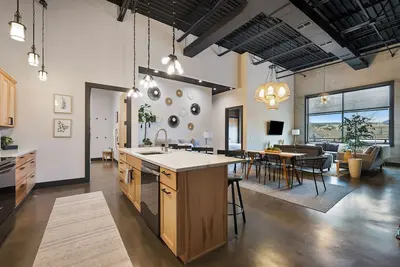 Image de Contemporary family friendly downtown loft