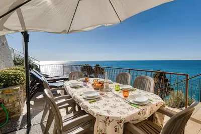 Image de Belle maison Ă Cipressa avec WiFi