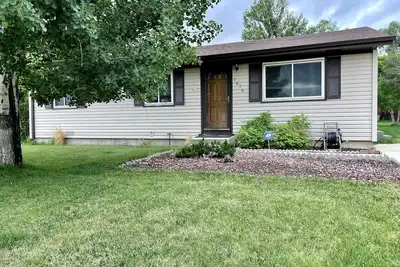 Image de Pet Friendly 3 bedroom home near hospital, walking paths, Large fenced Backyard