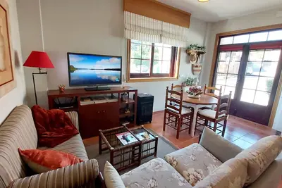 Image de Beautiful apartment 5' drive from the beach and the mountains.