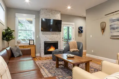 Image de Little Sparrow | Newly-Built, Pet-Friendly Villa in Asheville with Hot Tub