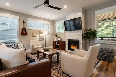 Image de Way Downtown | A Modern Retreat Near Downtown Asheville | Hot Tub