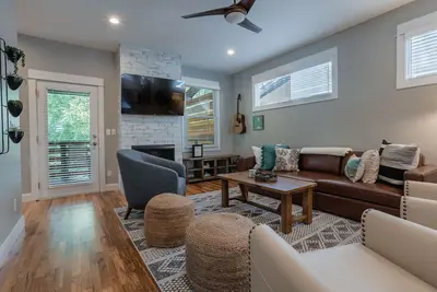 Image de Weeping Willow | Upscale Retreat for Friends or Family | Hot Tub and Close to Downtown!