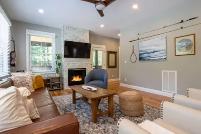 Image de The Sunny Side | A Modern Mountain Retreat Near Downtown | Hot Tub