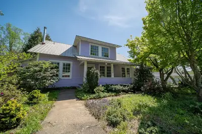 Image de Walk to Downtown Brevard  Pets Welcome Large Fenced Yard Porches Biking Hiking