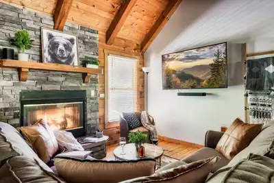 Image de Serenity Woods • 3br Log Cabin, 0. 25 mi to Parkway