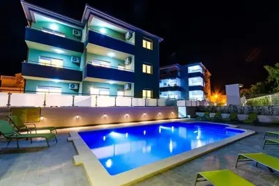 Image de Modern apartment with pool