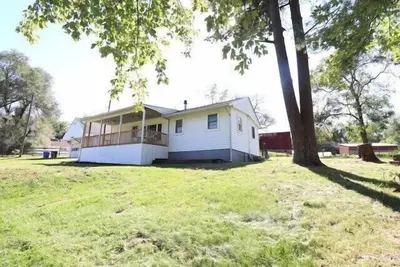Image de Enjoy a Peaceful environment with neighboring mini pones a fire pit to sit under the stares. roll into the oversized parking lot and enjoy this lovely modern farm home.