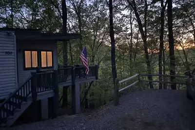 Image de Private, peaceful mountain cabin in the woods with pretty views and sunsets.