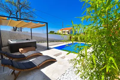 Image de Romantic village villa w/pool, hot tub
