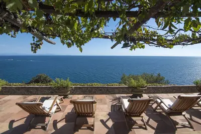 Image de Set In Bare Rock Villa With Pool