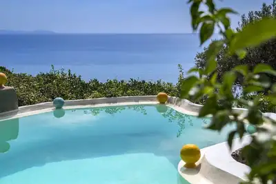 Image de Full Of Charm Villa Surrounded By Vegetation