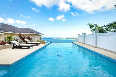 Image de Luxury Oceanview 4br Villa w/ Balcony, Pool & Bbq