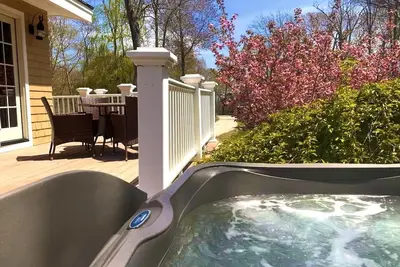 Image de Beach Retreat with deck and hot tub - short walk to ocean