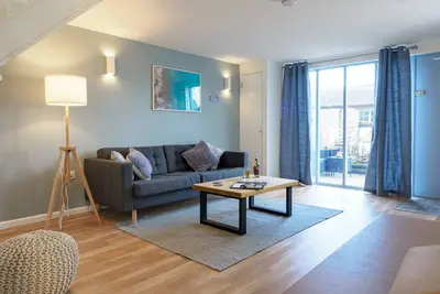 Contemporary 1 bed property, shared pool, nr Falmouth/Helford River