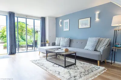 Stylish 1 bed property with shared pool/hot tub nr Falmouth/Helford River