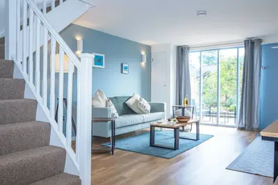 Stylish 1 bed property with shared pool/hot tub nr Falmouth/Helford River