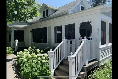 Image de En ville Leland, marchez à tout! ! Charmante ferme historique rénovée
