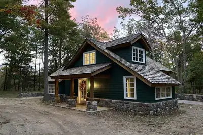 Image de The Little Green Cottage in the Woods