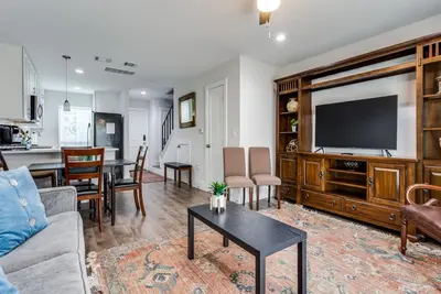 Image de Minutes to trendy spots, free parking, new inside!