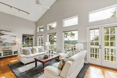 Image de 3 Bedroom, 2 &1/2 Bath  Condominium Executive lease-short and long-term options.