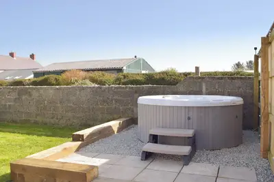Image de Enjoy star gazing from your very own hot tub with lots of walks nearby.
