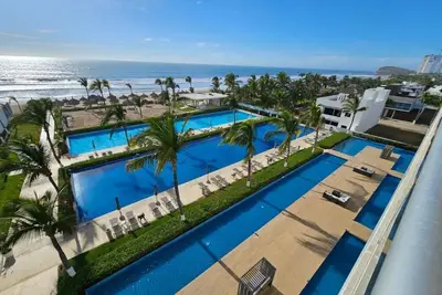 Image de Exclusive Peninsula Beachfront Condo