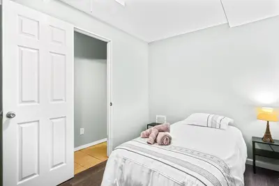 Image de Family Friendly Vacation Bsmt Apt 5 min from La Guardia Airport Ny With Parking.
