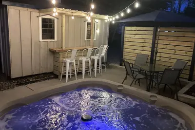 Image de New Chautauqua Cottage, Lake Views, King Bed & Hot Tub