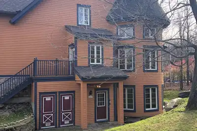 Image de Comfy condo - Les Manoirs minutes from the hill