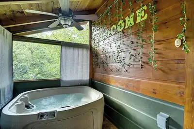 Image de Serene Cozy Cabin w/ Hot Tub & Games
