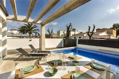 Image de Maison  moderne avec 3 chambres et piscine