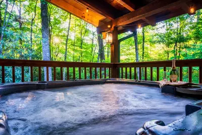 Image de Beary Cozy Cabin-Nerf Battle, FirePit, HotTub, Arcade, Mins 2 Pf