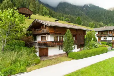 Image de Maison ensoleillée avec local à skis et balcon