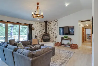 Image de ‘Hiker’s Escape’ Home Near Beach, Golf & Yosemite