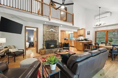 Image de Cozy cabin with private hot tub - Trails and Sandy River nearby - Sleeps 7