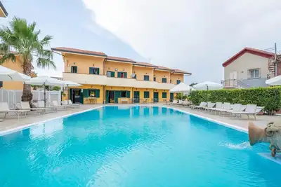 Image de Villino dans Résidence avec piscine, à 100 mètres de la mer