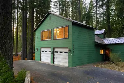 Image de Alpine Chalet on 2 Acres + Ev Chgr + Starlink + 10 min from Lassen National Park